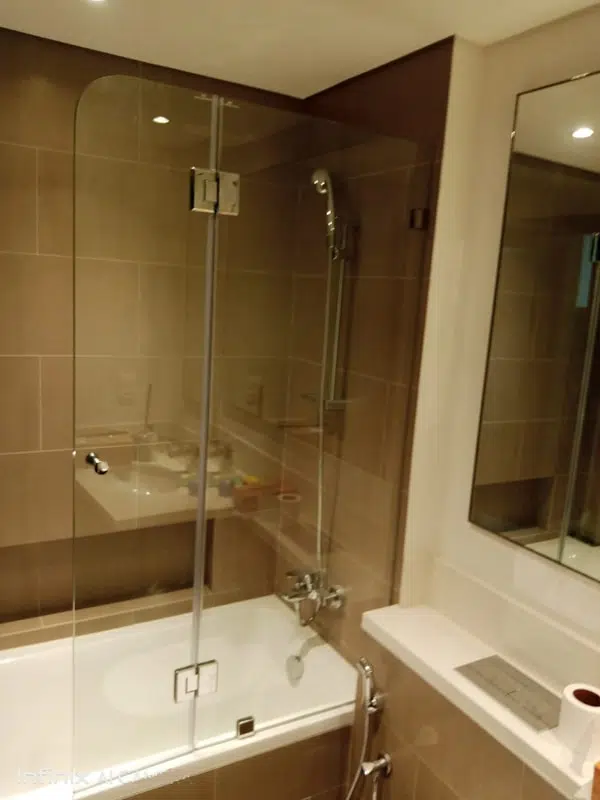 moveable bathtub glass